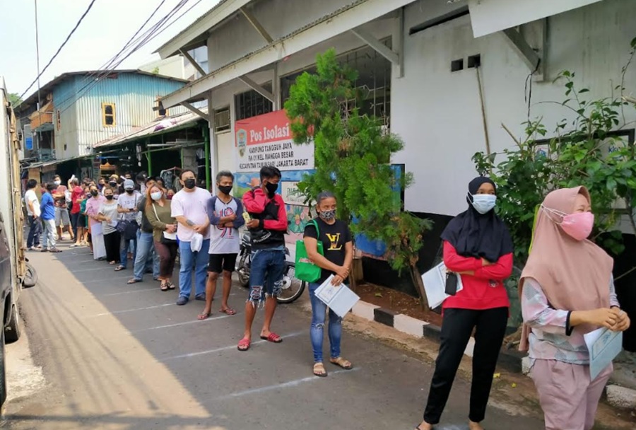 <p>Ilustrasi antrean warga penerima bansos. Berikut ini cara melaporkan temuan penyaluran dana bansos tidak tepat sasaran. (Foto/Pemkot Jakarta Barat).</p>
