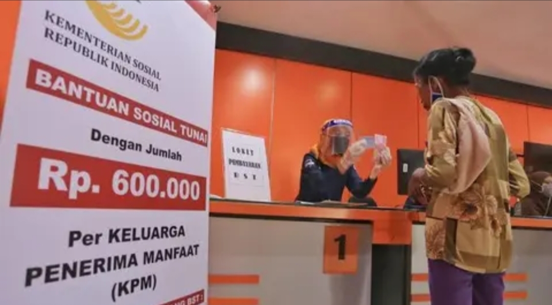 <p>Ilustrasi proses pencairan bansos tunai untuk warga penerima di kantor pos. (Foto: Pos Indonesia).</p>
