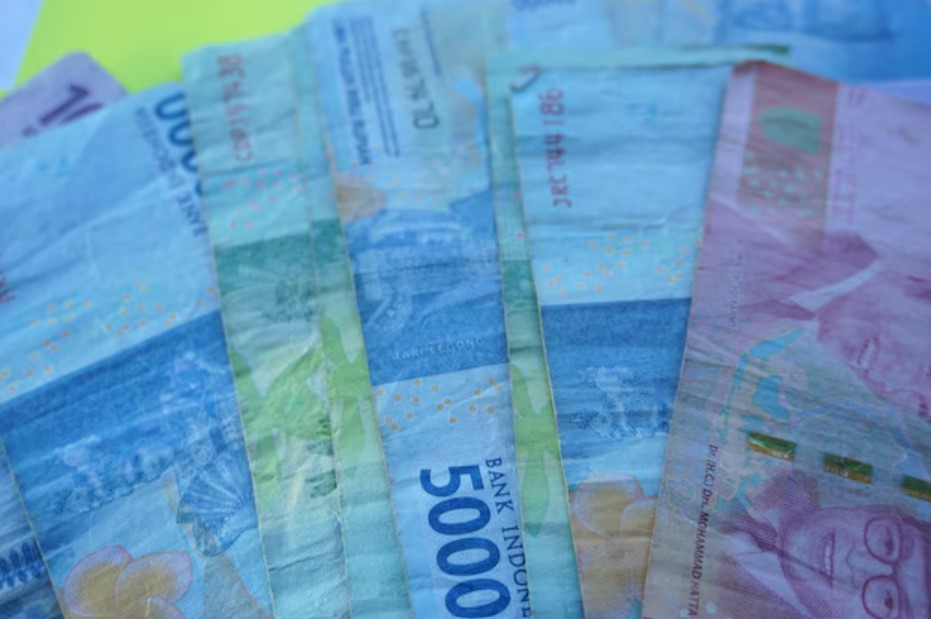 <p>Ilustrasi tumpukan uang pecahan rupiah ilustrasikan pencairan bantuan sosial Rp400.000 yang mulai masuk ke rekening BNI dan BSI per 17 Juni 2025, termasuk PKH-BPNT tahap 2. Foto: freepik.com</p>
