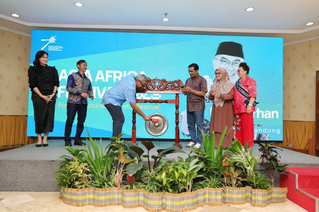 <p>Pemerintah Kota Bandung resmi meluncurkan rangkaian Asia Africa Festival (AAF) 2025 di The Jayakarta Hotel, Sabtu, 23 Agustus 2025. Sejumlah kegiatan yang bakal digelar pada AAF 2025 yaitu Asia Africa Youth Forum (AAYF) pada 5–7 September 2025 dan Asia Africa Carnival. (Dok. Diskominfo Kota Bandung)</p>
