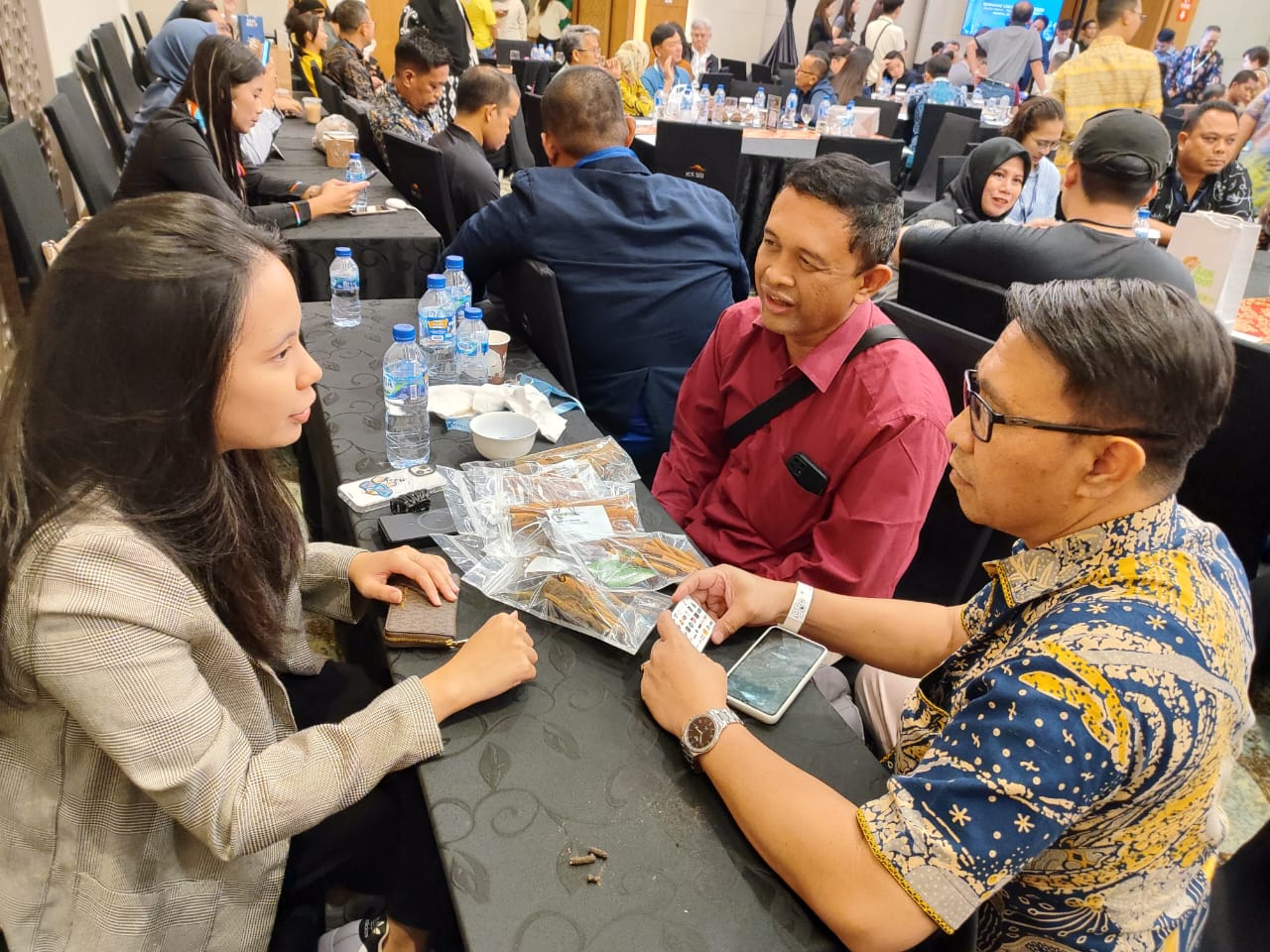 <p>Kantor Dagang dan Ekonomi Indonesia (KDEI) Taipei memfasilitasi pelaku UMKM menjajaki business matching dengan buyer Taiwan di Trade Expo Indonesia (TEI) 2025, pada 16-17 Oktober 2025. Dalam pertemuan tatap muka tersebut, UMKM mencatat potensi transaksi sebesar Rp4,4 miliar. Sebagian besar berasal dari sektor produk pangan dan rempah unggulan. (Dok. Kemendag)</p>

<p> </p>
