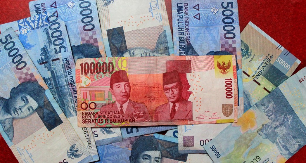 <p>Pemerintah cairkan BLT Kesra 2025 senilai Rp900 triliun untuk 35 juta keluarga. Cek apakah nama Anda terdaftar sebagai penerima lewat situs dan aplikasi Kemensos.</p>