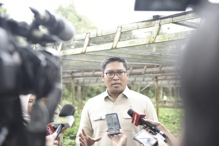 <p>Wakil Menteri Pertanian (Wamentan) Sudaryono mengunjungi Taman Sains Pertanian (TSP) Balai Perakitan dan Pengujian Tanaman Industri dan Penyegar (BRMP TRI) di Sukabumi, Jawa Barat. (Dok. Kementan)</p>
