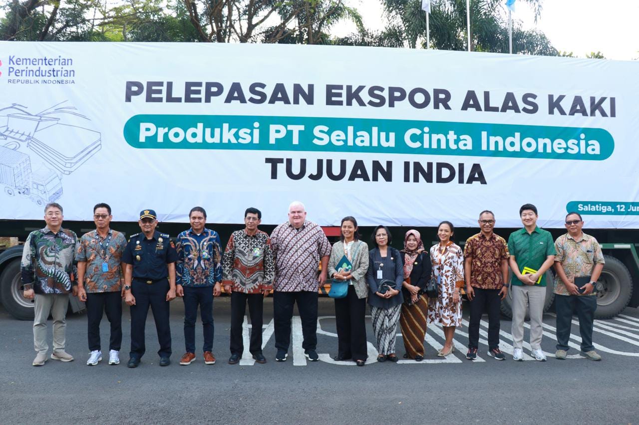 <p>Direktur Jenderal Industri Kimia, Farmasi, dan Tekstil (IKFT) Taufiek Bawazier pada Pelepasan Ekspor Alas Kaki produksi PT Selalu Cinta Indonesia (SCI) di Salatiga, Jawa Tengah, Kamis, 12 Juni 2025. (Dok. Kemenperin)</p>

