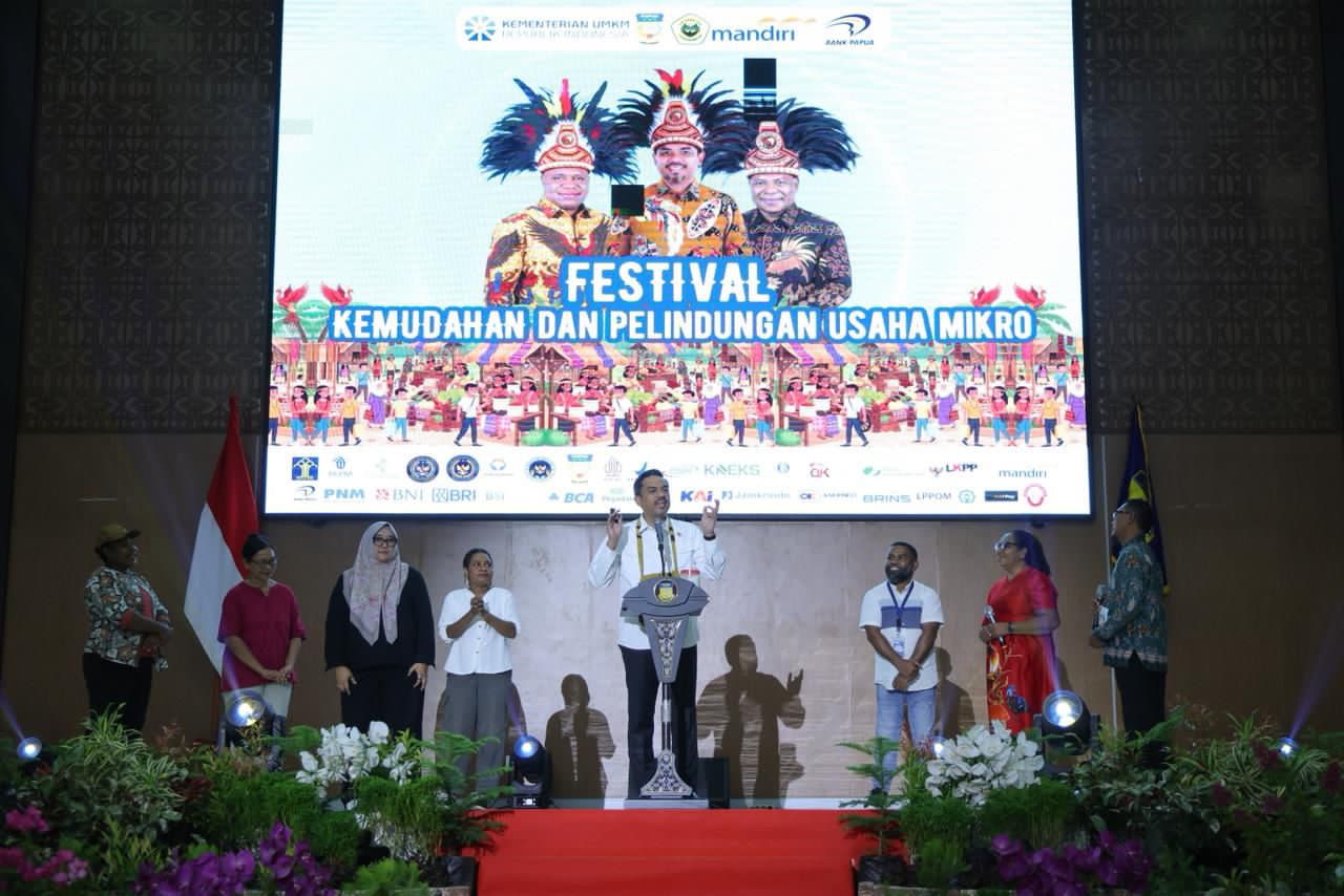 <p>Menteri UMKM, Maman Abdurrahman,  memberi sambutan dalam Festival Kemudahan dan Pelindungan Usaha Mikro di Jayapura, Rabu, 12 November 2025. (Dok. Kementerian UMKM)</p>

<p> </p>
