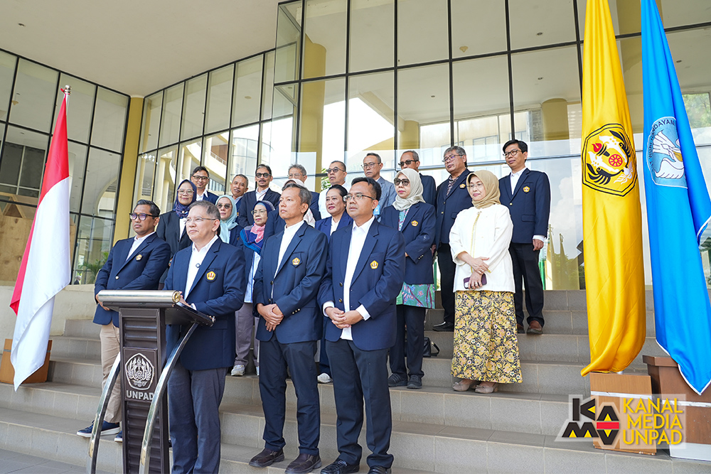 <p>Rektor Unpad, Prof. Arief S. Kartasasmita, bersama para Wakil Rektor, dan para Ketua Senat Fakultas, saat mengumumkan nama-nama Dekan Fakultas dan Sekolah Terpilih Universitas Padjadjaran Periode 2026-2030 di depan Plaza Rektorat Unpad Jatinangor, Senin 1 Desember 2025. (Dok. Kanal Media Unpad/Dadan Triawan)</p>
