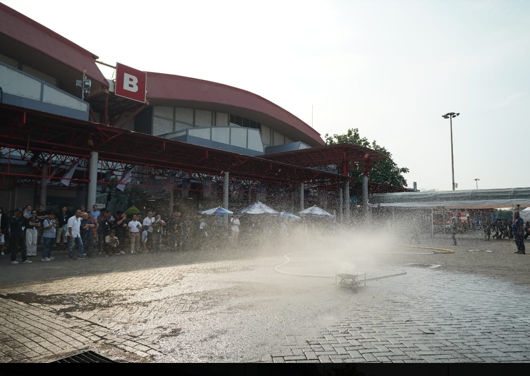<p>Fire Apparatus Safety Technology (FAST),  salah satu brand alat pemadam api ringan (APAR) berfokus pada keamanan kendaraan listrik, mengadakan demonstrasi di area outdoor PEVS 2025, JIExpo Kemayoran, Rabu, 30 April. (Dok. FAST) </p>

<p> </p>
