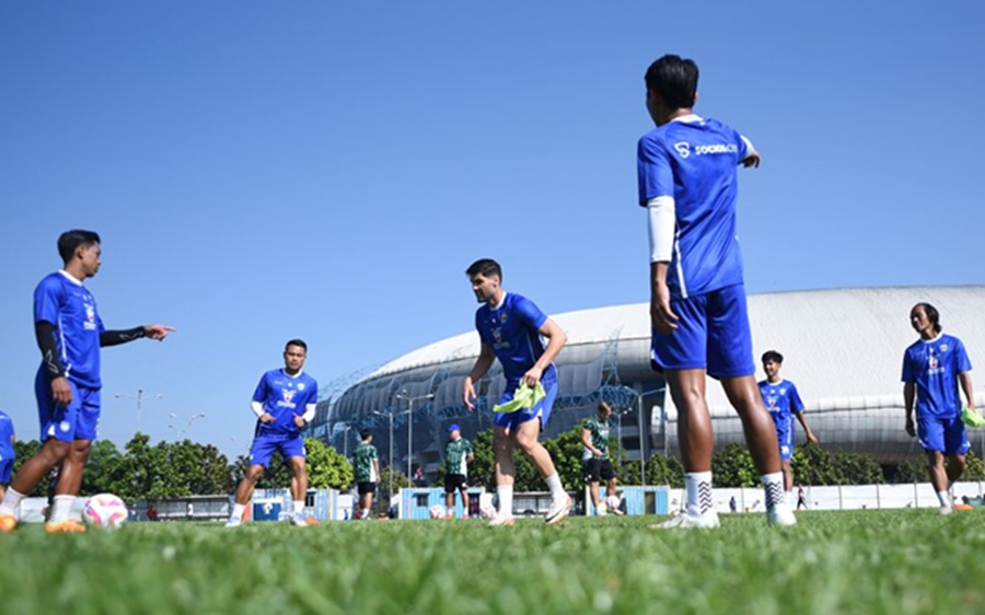 <p>Momen bek baru Persib asal Brasil, Julio Cesar mengikuti sesi latihan bersama tim barunya di Bandung. (Foto: Persib.co.id).</p>
