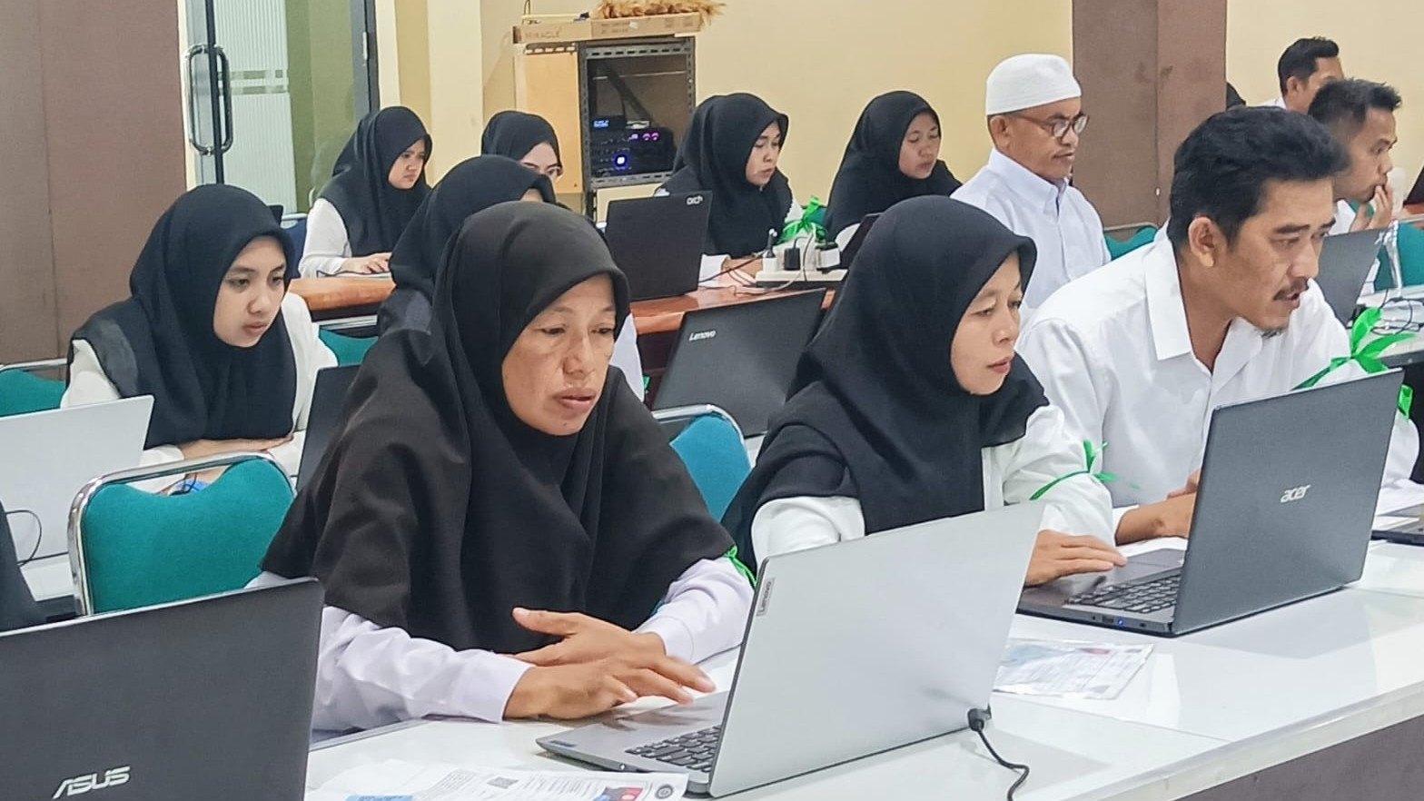 <p>Ilustrasi  para calon PPPK Kemenag sedang mengikuti tes. Tunjangan guru madrasah non-ASN cair Juni 2025. Siap-siap.Anggarannya tembus Rp365 miliar. Yuk, cek apakah namamu termasuk penerima insentifnya.Foto Kemenag. </p>

<p> </p>
