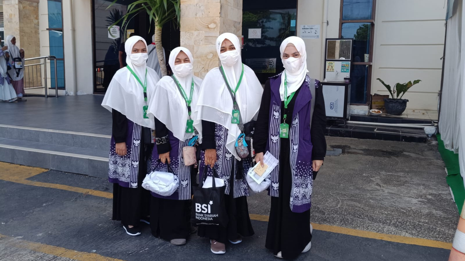 <p>Nazhifah Nafara (22) dan sang adik Nashira Taharah (20), dua gadis belia asal Blang Oi, Kecamatan Meuraxa, Banda Aceh, menjadi sorotan karena mendapat panggilan suci ke Baitullah. (Dok.Kemenag)</p>
