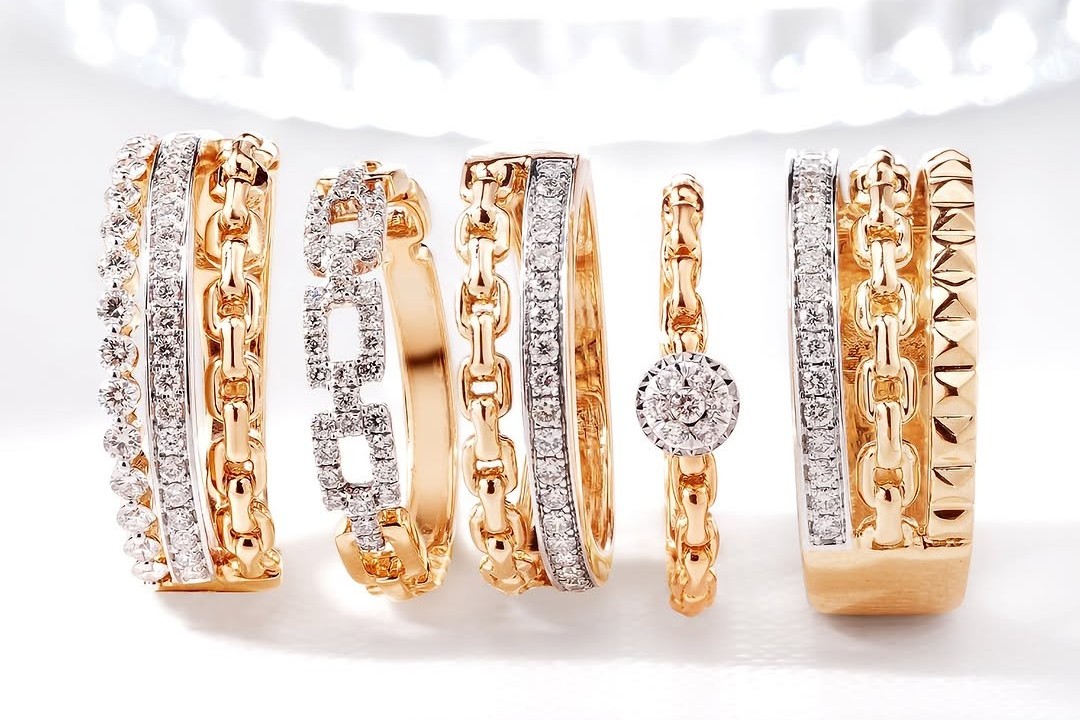 <p>Ilustrasi harga emas perhiasan hari ini. Simak harga emas hari ini 24 karat untuk harga emas perhiasan hari ini naik atau turun? Cek berapa harga emas hari ini 1 gram, dari harga jual emas perhiasan hari ini 24 karat, 22 karat, 17 karat, 8 karat dan lainnya per 4 November 2025. Foto: The Palace</p>
