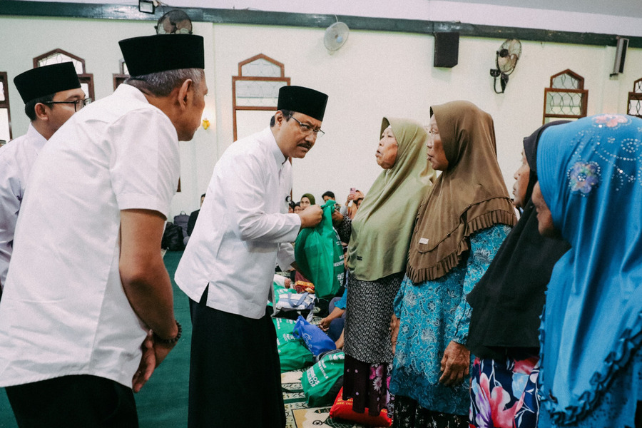 <p>Kemensos sedang memberikan bantuan sosial. Ciri-ciri BSU resmi dari Kemensos, tanda-tanda penipuan online, dan tips agar Anda tidak tertipu. Foto: Kemensos</p>
