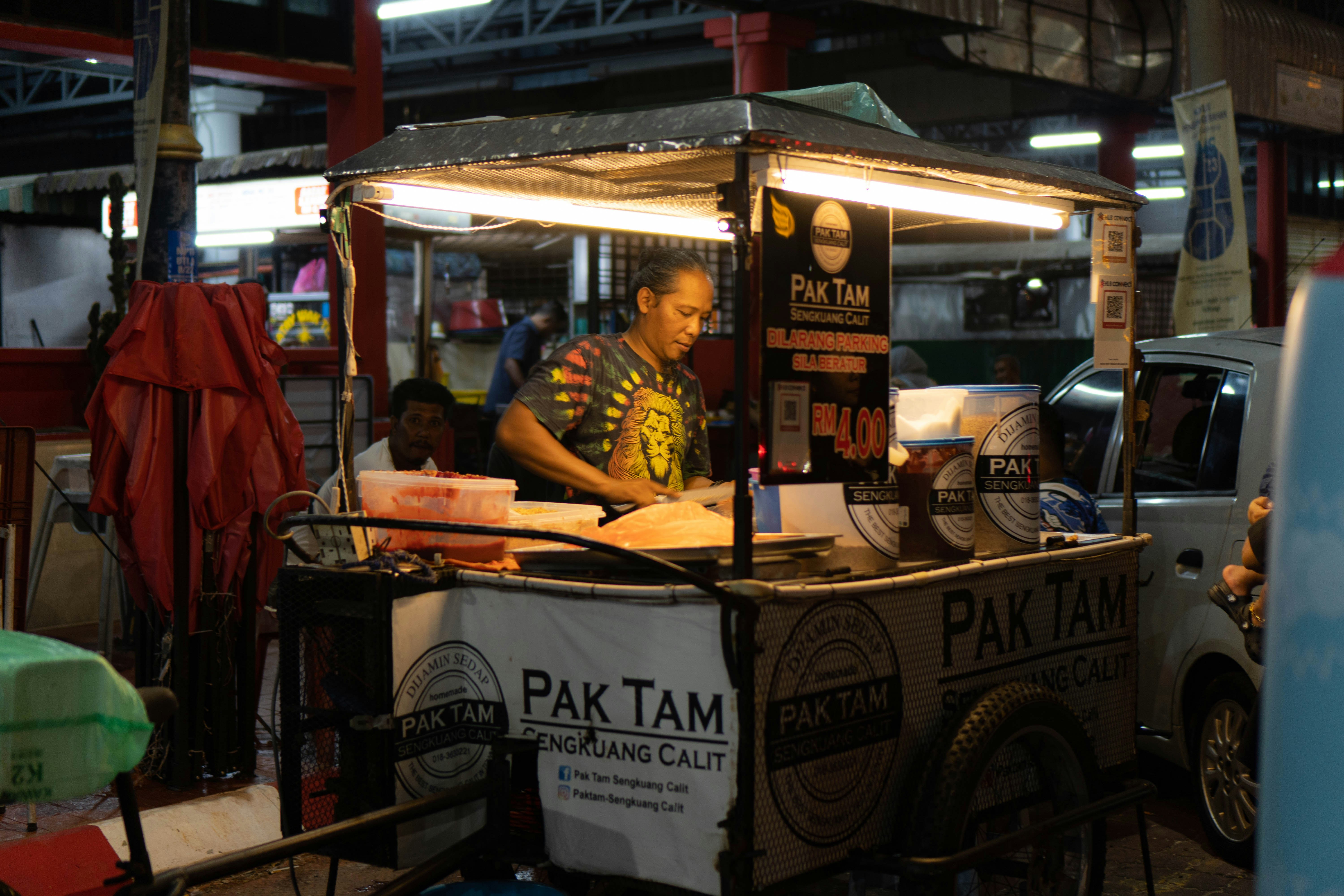 <p>Ilustrasi pedagang kaki lima sebagai pelaku UMKM yang membutuhkan modal usaha. Butuh modal usaha untuk mengembangkan bisnis? Tapi, bingung mau pilih KUR BRI atau pinjol, berikut ini penjelasannya. Foto: unsplash/Irfan Syahmi</p>
