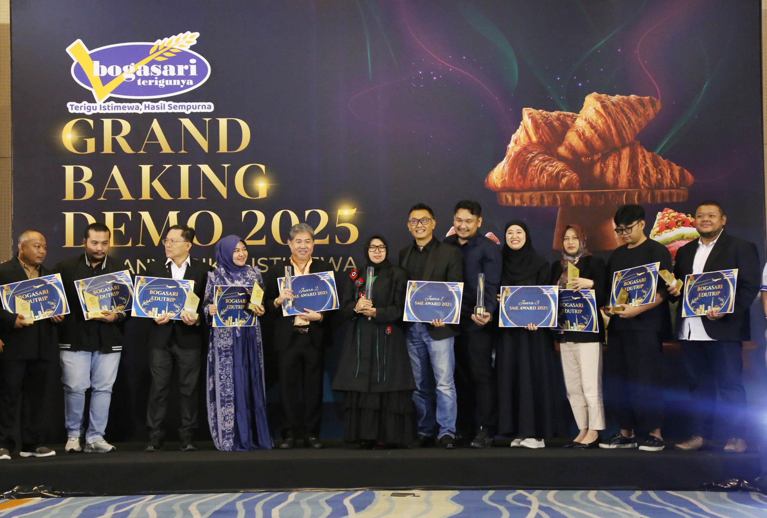 <p>Sebanyak 10 Usaha Kecil dan Menengah (UKM) yang bergerak di sektor makanan berbahan dasar tepung terigu lolos ke final penghargaan Bogasari SME (Small Medium Enterprise).  Anugerah Penghargaan Bogasari SME Award 2025 berlangsung di Bekasi, Rabu, 10 Desember 2025. (Dok. Bogasari)</p>

<p> </p>
