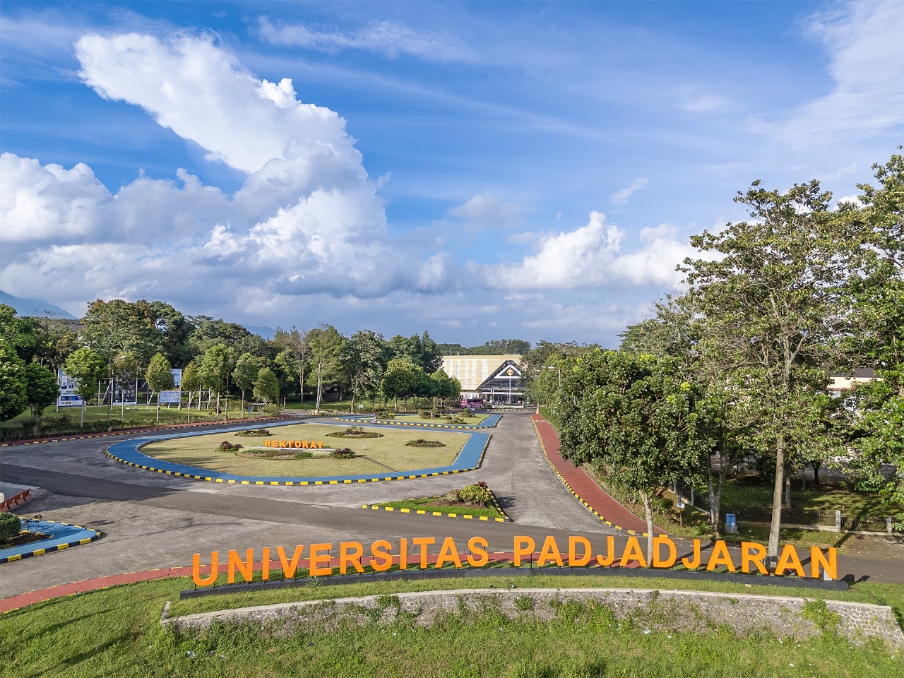 <p>Gedung rektorat Universitas Padjadjaran di Jatinangor, Kabupaten Sumedang. (Dok. Kanal Media Unpad/Dadan Triawan)<br />
<br />
 </p>
