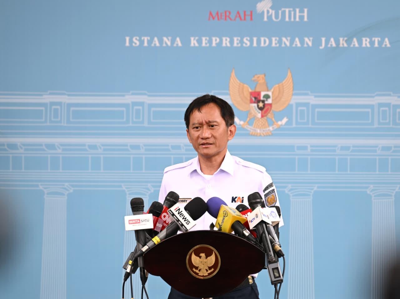 <p>Direktur Utama PT Kereta Api Indonesia (Persero) atau KAI, Bobby Rasyidin, memberi keterangan  kepada awak media di kompleks Istana Kepresidenan Jakarta, seusai pertemuannya dengan Presiden Prabowo Subianto di Istana Merdeka, Jakarta, Senin,  3 November 2025. (Dok. BPMI Setpres/Kris)</p>
