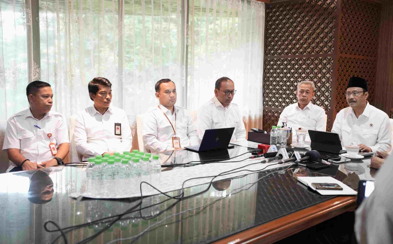 <p>Ilustrasi Menteri Sosial Saifullah Yusuf (Gus Ipul) bersama jajaran Kemensos saat memimpin rapat terkait pencairan penebalan bansos sembako Rp400 ribu untuk 18,3 juta KPM, sebagai bentuk atensi langsung Presiden Prabowo Subianto terhadap daya beli masyarakat. Foto: Dok. Kemensos RI</p>
