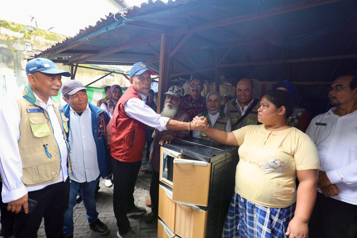 <p>Wamensos memberikan bantuan sosial. Apa Itu DTSEN? sistem baru bantuan sosial yang perlu anda tahu. Foto/Kemensos</p>

