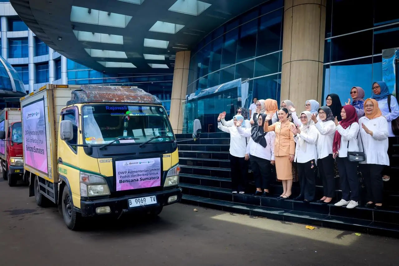<p>Penasihat DWP Kementerian UMKM, Tina Maman Abdurrahman,  melepas bantuan secara simbolis di Jakarta, Senin,  15 Desember 2025. Dharma Wanita Persatuan (DWP) Kementerian UMKM bersama ID FOOD menyalurkan bantuan kemanusiaan berupa perlengkapan bayi bagi masyarakat terdampak bencana di wilayah Sumatera. (Dok. Kementerian UMKM)</p>
