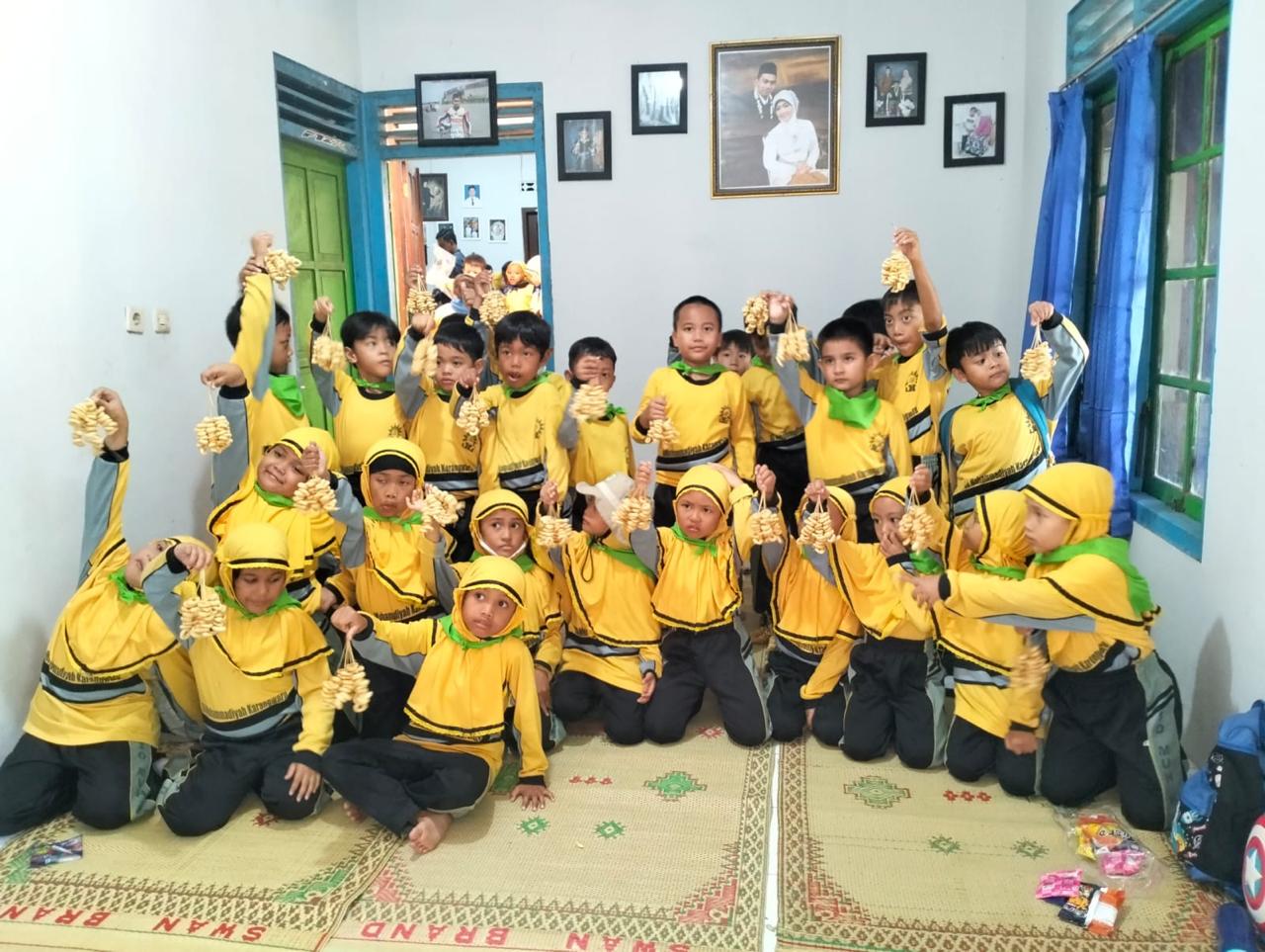 <p>Anak-anak TK membawa dan menunjukkan camilan khas Sleman, Slondok Renteng Pak Mul. yang disukai meteka. (Dok.BRI)</p>
