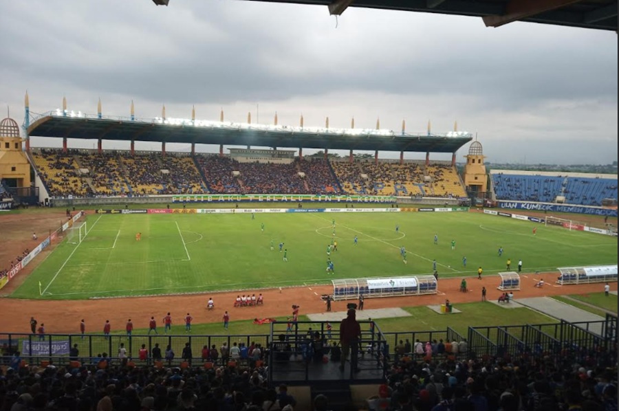 <p>Konvoi Bobotoh mulai hari ini, 9 Mei 2025. Warga Bandung sebaiknya menghindari kepadatan di area sekitar GBLA dari mulai sebelum sampai sesudah pertandingan Persib. (Foto: Fery Adi Prasetyo).</p>
