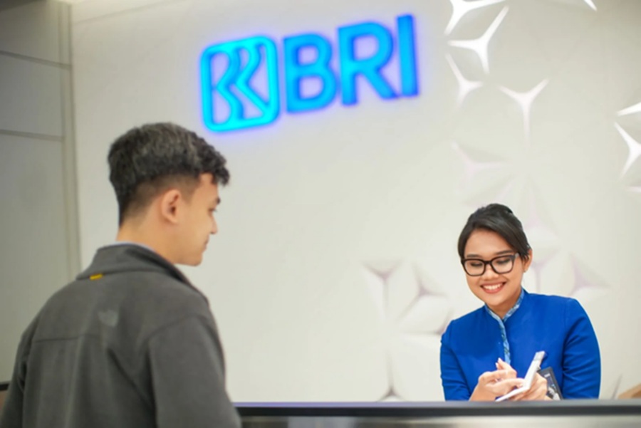 <p>Ilustrasi pegawai bank BRI melayani nasabah. Berikut panduan lengkap mengajukan KUR BRI 2025 secara online atau offline.</p>
