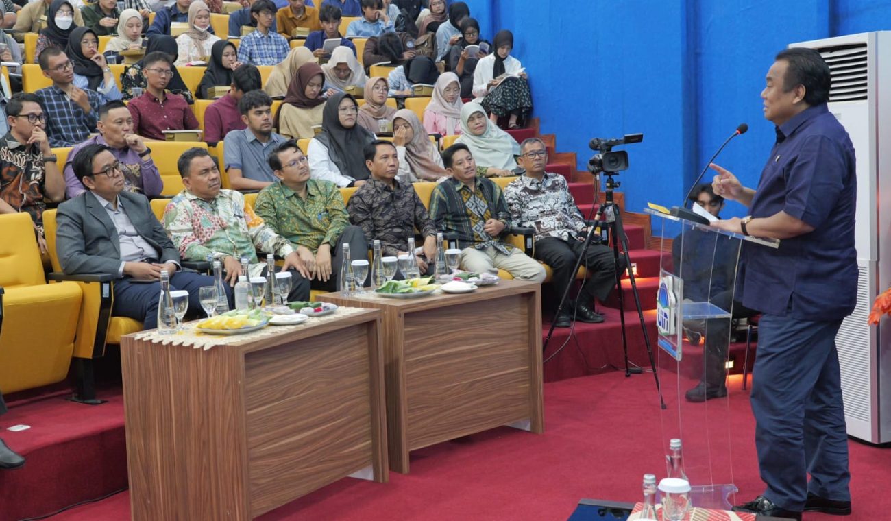 <p>Anggota Komisi VI DPR RI, Rachmat Gobel menjadi pembicara dalam acara Testimoni, Bedah Buku, dan Seminar di Universitas Islam Negeri (UIN) Syarif Hidayatullah Jakarta, Tangerang Selatan, Selasa (17/6/2025). (Dok.Partai NasDem)</p>
