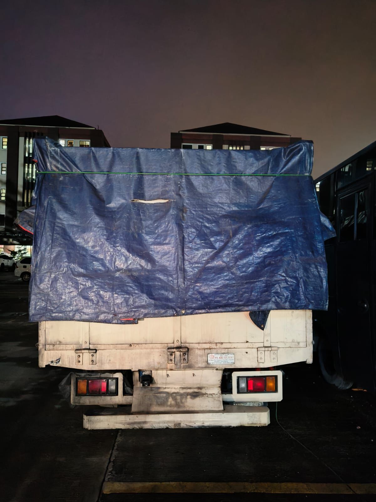<p>Truk solar ilegal diamankan di Polda Jabar. Ditreskrimsus Polda Jabar menetapkan 5 orang sebagai tersangka kasus BBM subsidi di SPBU Kasomalang Subang. Dugaan penyimpangan distribusi minyak dan gas bumi kini dalam proses hukum.</p>
