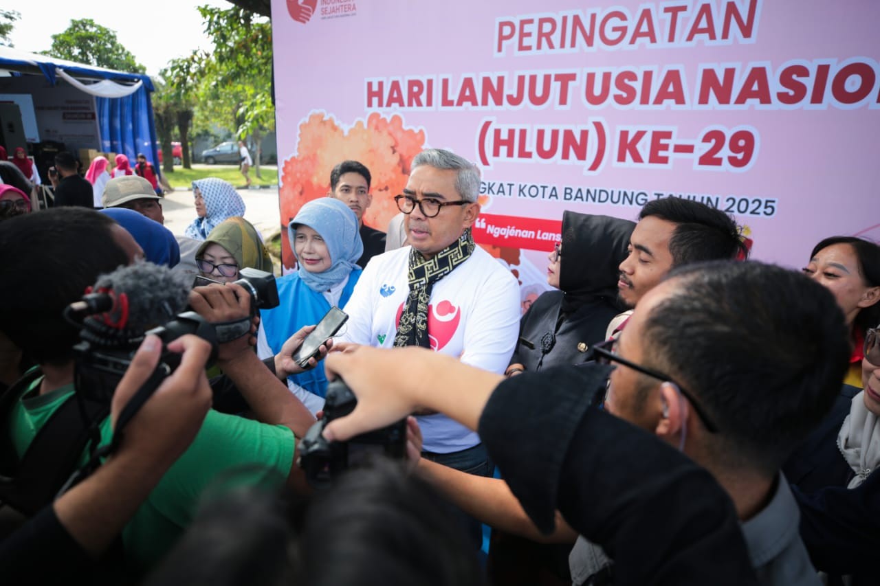 <p>Wali Kota Bandung Muhammad Farhan memperingati Hari Lanjut Usia Nasional (HLUN) ke-29 tingkat Kota Bandung di Kantor Dinas Sosial, Bandung, Kamis (12/6/2025).(Dok.Pemkot Bandung)</p>
