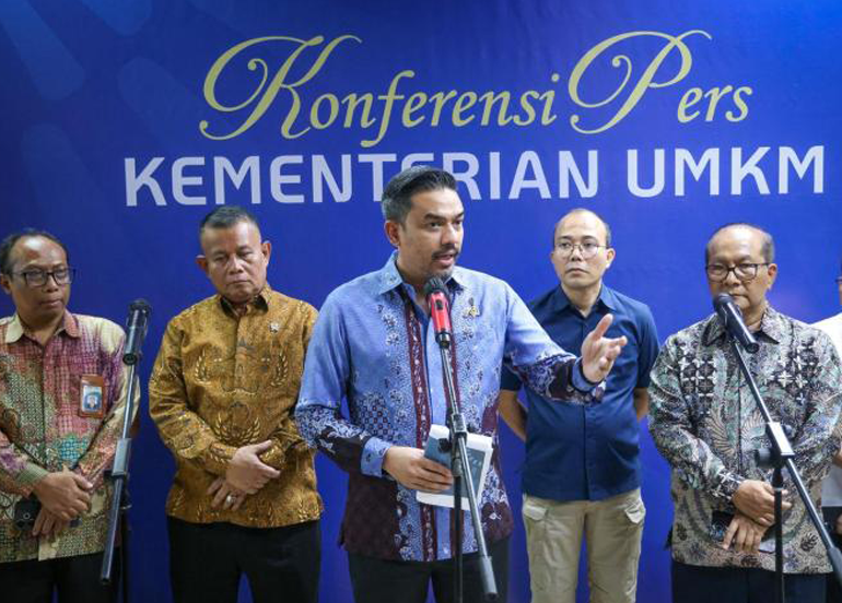 <p>Menteri UMKM Maman Abdurrahman memberi keterangan dalam konferensi pers seusai acara halalbihalal di Jakarta, Selasa, 15 April 2025. (Dok.Kementerian UMKM)</p>
