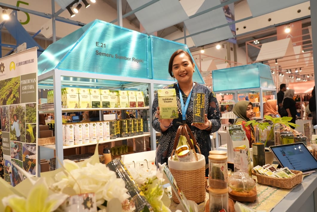 <p>Distributor Kamandalu Ashitaba, Grace Mamahit, menjelaskan bahwa tanaman Ashitaba dibudidayakan di kaki Gunung Semeru, tepatnya di Poncokusumo, Kabupaten Malang, Jawa Timur. (Dok.BRI)</p>
