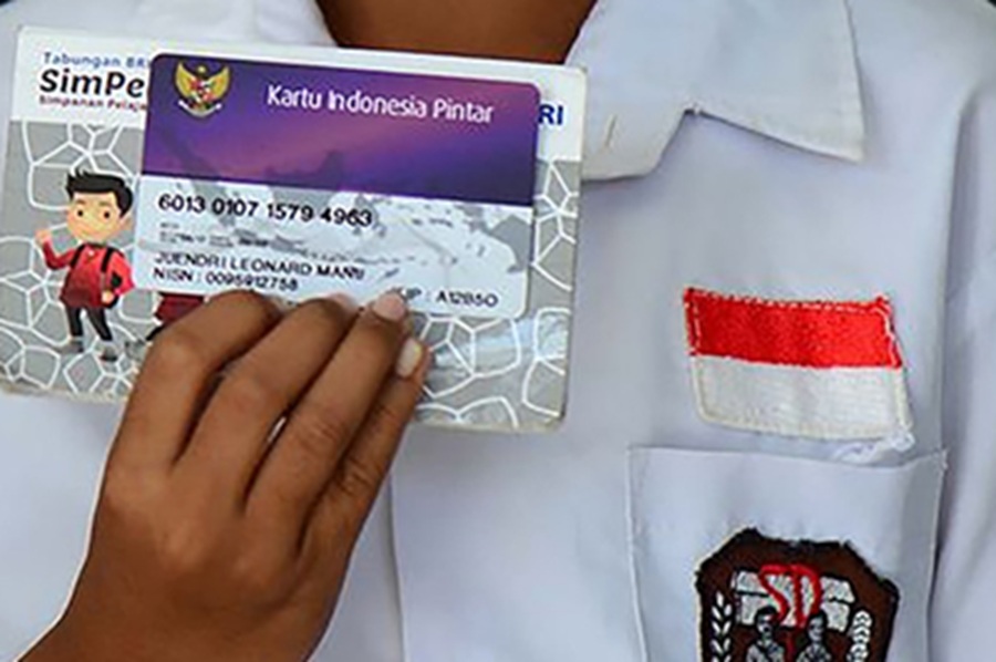 <p>Ilustrasi siswa SD menunjukkan buku tabungan SimPel dan Kartu PIP. Simak cara mencairkan dana PIP 2025 lewat BRI, khusus siswa SD dan SMP. (Foto/Freepik).</p>
