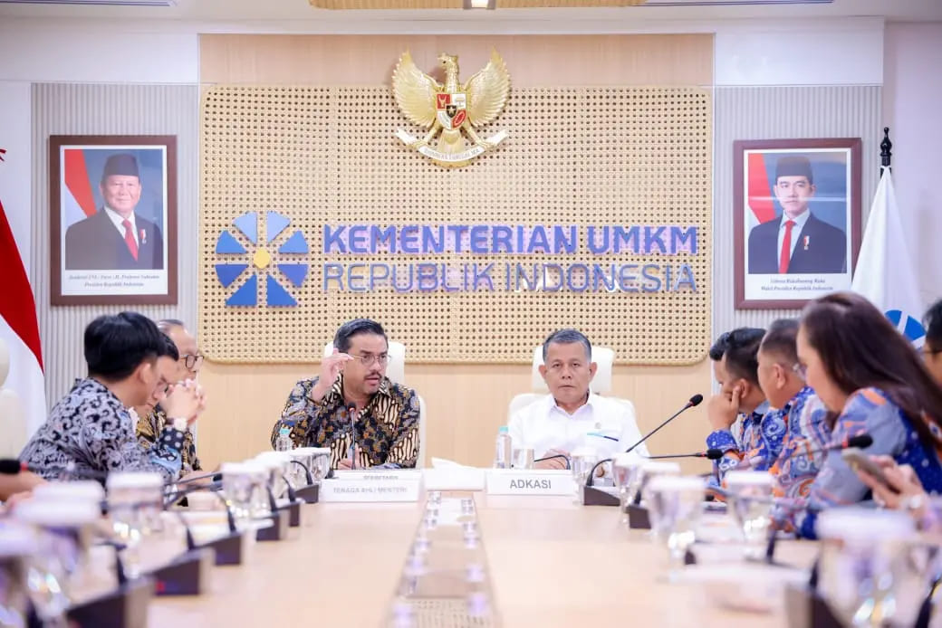 <p>Menteri UMKM Maman Abdurrahman  didampingi Wakil Menteri Helvi Moraza dan Sekretaris Kementerian UMKM Arif Rahman Hakim,  menerima perwakilan Asosiasi DPRD Kabupaten Seluruh Indonesia (ADKASI) di Jakarta, Senin, 27 Oktober 2025. (Dok. Kementerian UMKM)</p>
