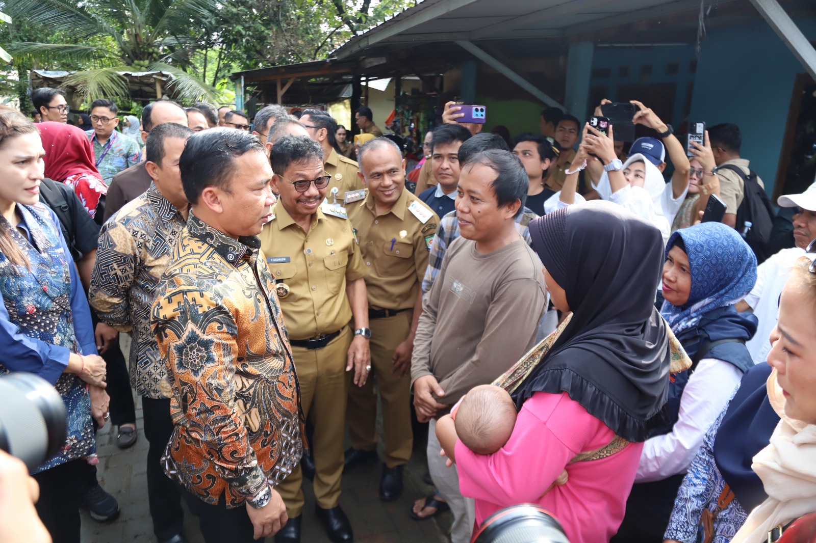 <p>Menteri Wihaji (pakai baju batik) menghadiri acara Kick Off Gerakan Orang Tua Asuh Cegah Stunting (Genting) di Kecamatan Pinang, Kota Tangerang, Banten, Selasa (8/7/25).</p>
