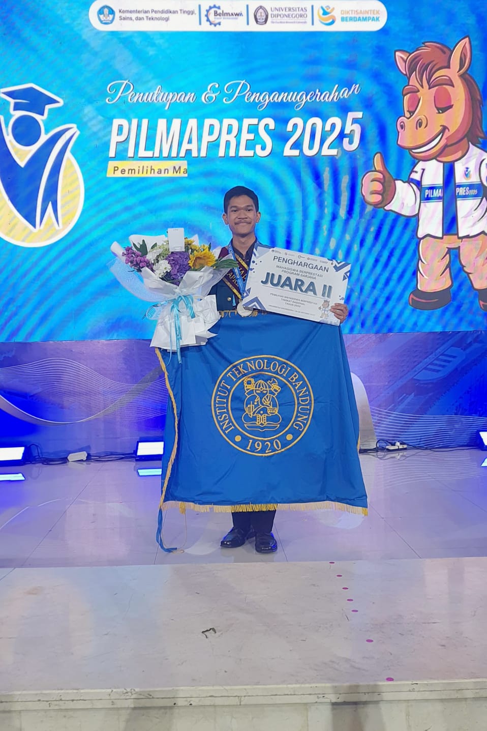 <p>Berasal dari keluarga sederhana, Albert merupakan penerima beasiswa KIPK. Di ajang Pemilihan Mahasiswa Berprestasi Nasional (Mawapres) 2025, Albert melaju bersama 15 finalis lainnya dan berhasil meraih Juara II Mahasiswa Berprestasi Nasional (Mawapres) 2025. (Dok. ITB)</p>
<p> </p>
<p> </p>