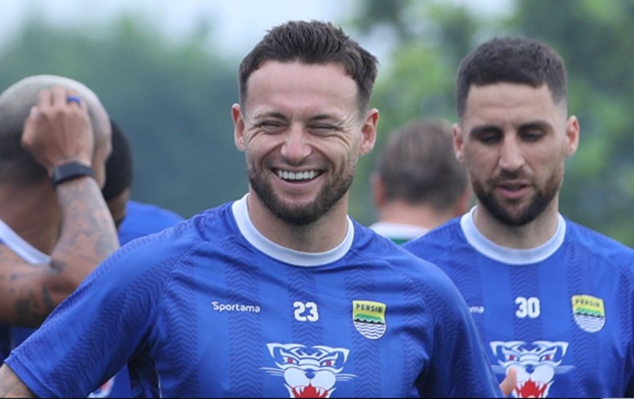 <p>Gelandang Persib, Marc Klok bertekad untuk meraih trofi juara Piala Presiden 2025. (Foto: Persib.co.id).</p>
