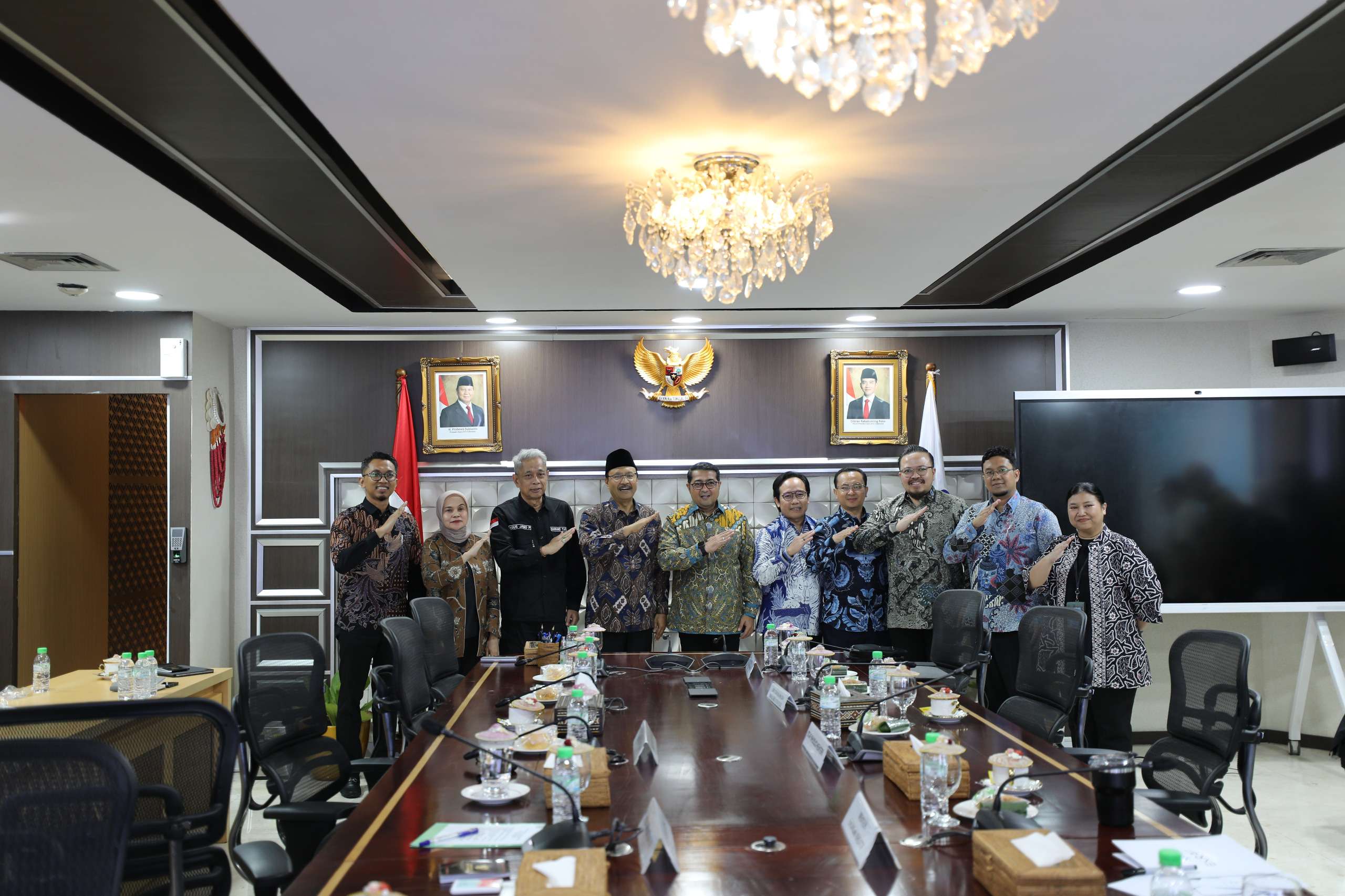<p>Menteri Sosial Saifullah Yusuf  (Gus Ipul) bertemu Menteri Ekonomi Kreatif, Teuku Riefky Harsya di Kantor Kemensos, Kamis, 28 Agustus 2025. (Dok. Kemensos)</p>

<p> </p>
