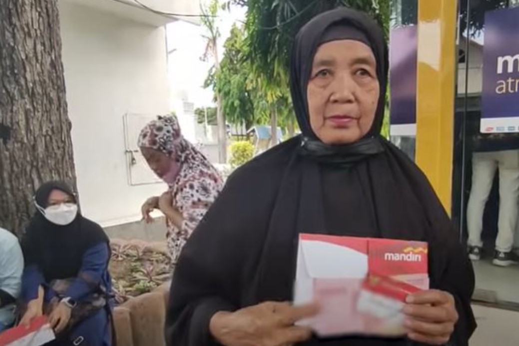 <p>Ketika harga bahan pokok naik, pemerintah hadir lewat bansos beras dan minyak goreng. Dukungan ini ikut bantu UMKM tetap bertahan dan rakyat kecil terus berdaya.</p>
