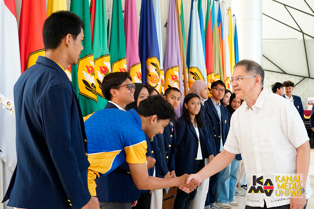 <p>Rektor Unpad Prof. Arief S. Kartasasmita di Gedung Rektorat Unpad Jatinangor, Senin 15 September 2025, melepas keberangkatan 26 mahasiswa Unpad untuk berlaga di ajang Pekan Olahraga Mahasiswa Nasional (Pomnas) XIX Tahun 2025 di Semarang dan Surakarta, Jawa Tengah. (Dok. Kanal Media Unpad/Jalasenastri Saprala)</p>
