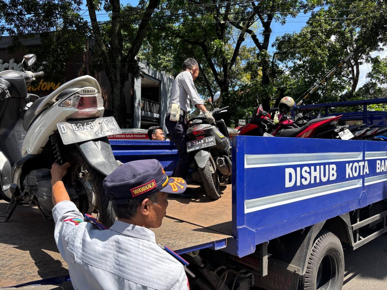 <p>Dishub Kota Bandung terus menggencarkan operasi penertiban parkir liar demi menciptakan kenyamanan dan kelancaran lalu lintas. (Dok.Pemkot Bandung)</p>
