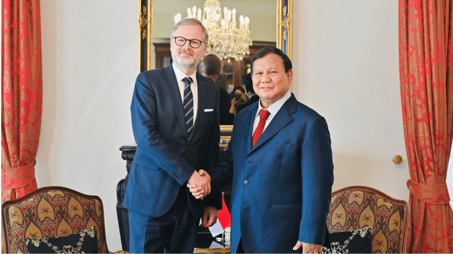 <p>Presiden Republik Indonesia Prabowo Subianto menerima kunjungan Perdana Menteri (PM) Republik Ceko, Petr Fiala, di hotel tempat Presiden Prabowo singgah di Praha, pada Selasa, 17 Juni 2025. (Dok. BPMI Setpres/Laily Rachev)</p>
