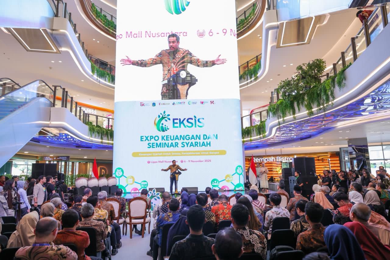 <p>Menteri UMKM Maman Abdurrahman saat membuka Expo Keuangan dan Seminar Syariah (EKSiS) 2025 di Lippo Mal Nusantara, Jakarta, Kamis, 6 November 2025. Expo berlangsung hingga Minggu, 9 November 2025. (Dok. Kementerian UMKM)</p>

<p> </p>
