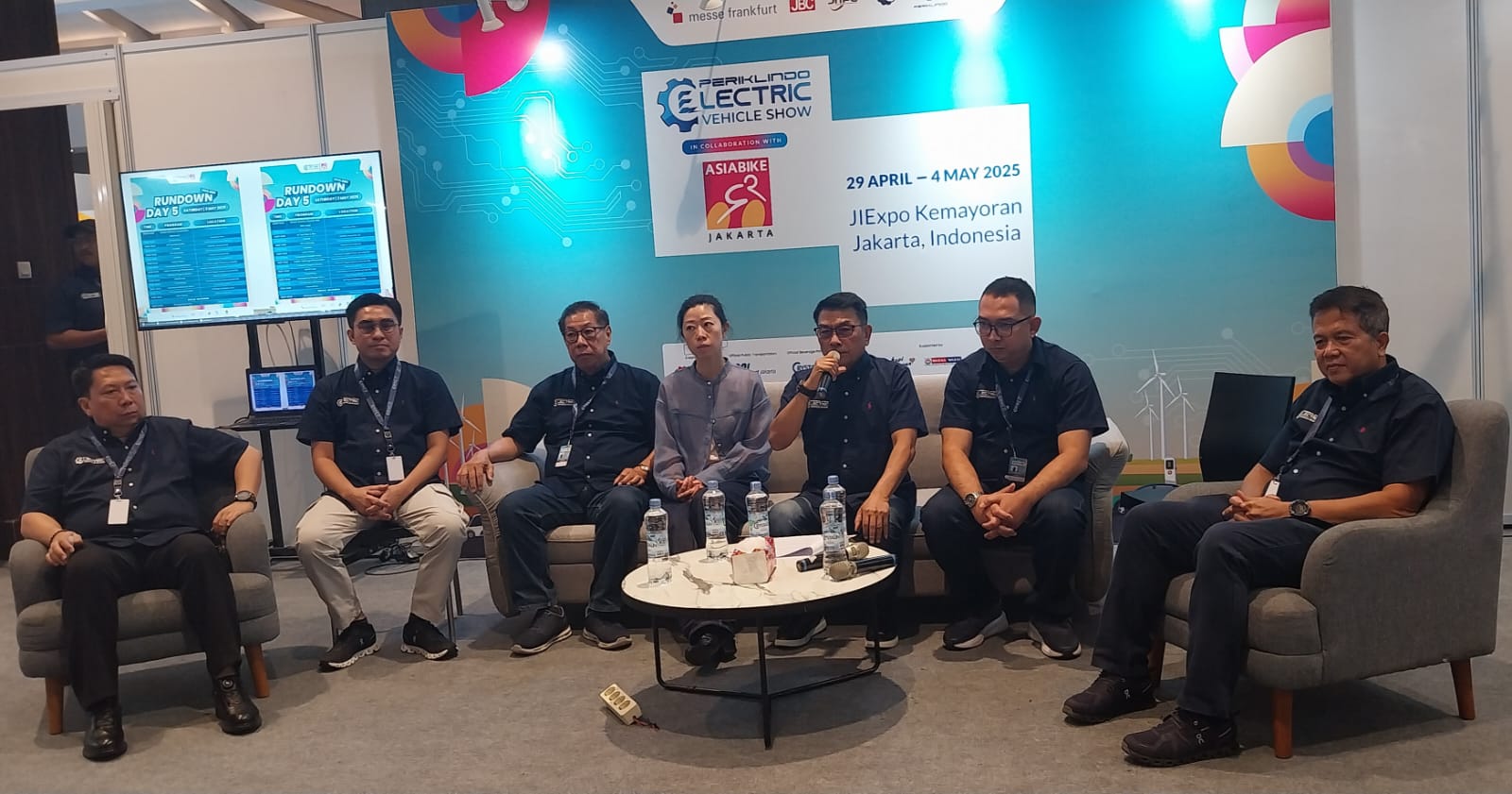 <p>Presiden Direktur Dyandra Promosindo Daswar Marpaung (kanan) dan Ketua umum Periklindo Moeldoko dalam keterangan pers Closing Ceremony PEVS 2025 in Collaboration with Asiabike Jakarta, di JIExpo Jakarta , Sabtu, 3 Mei 2025. (Dok. Sokoguru/Rosmery)</p>

<p> </p>
