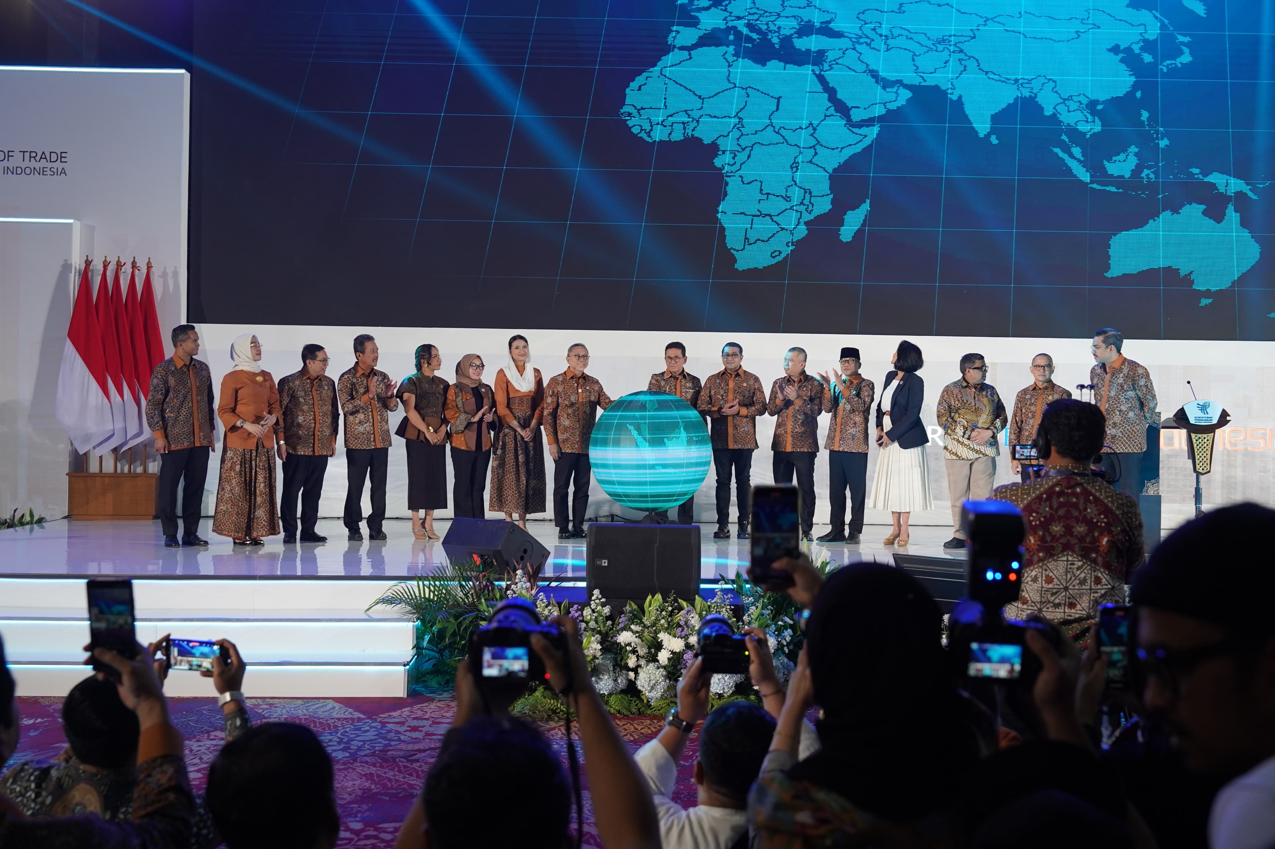 <p>Menteri Perdagangan Budi Santoso bersama Menteri Koordinator Bidang Pangan Zulkifli Hasan secara resmi membuka Trade Expo Indonesia (TEI) ke-40 Tahun 2025 di Indonesia Convention Exhibition (ICE) BSD City, Kabupaten Tangerang, Banten pada Rabu, 15 Oktober 2025. (Dok. Kemendag)</p>
