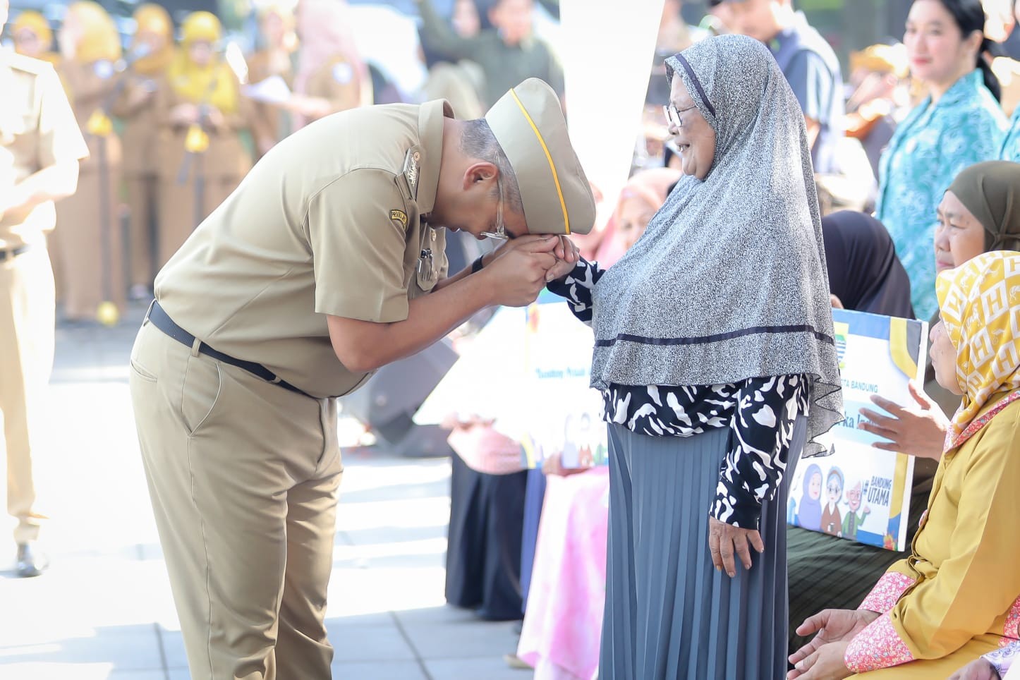 <p>Wali Kota Bandung Muhammad Farhan memimpin langsung peluncuran program 'Bandung Nyaah Ka Indung' di Bandung, Senin (14/4), (Ist.Pemkot Bandung)</p>
