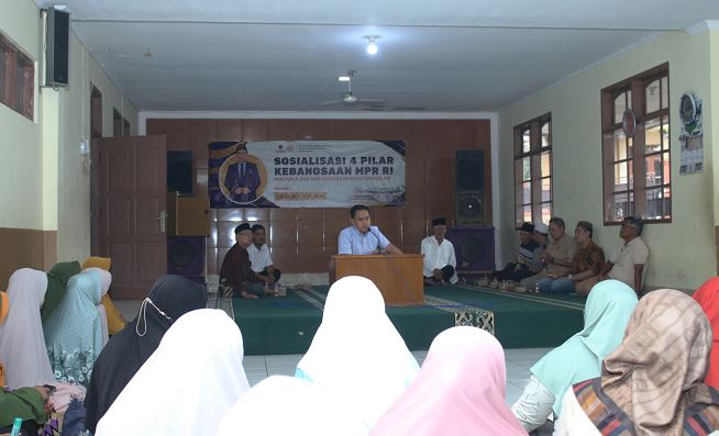 <p>Anggota DPR RI Ujang Bey, S.IP., M.IP., hadir langsung di Madrasah Al Misbah yang berlokasi di Dusun Mariuk, Desa Margaluyu, Kecamatan Tanjungsari pada Kamis, 15 Mei 2025.</p>
