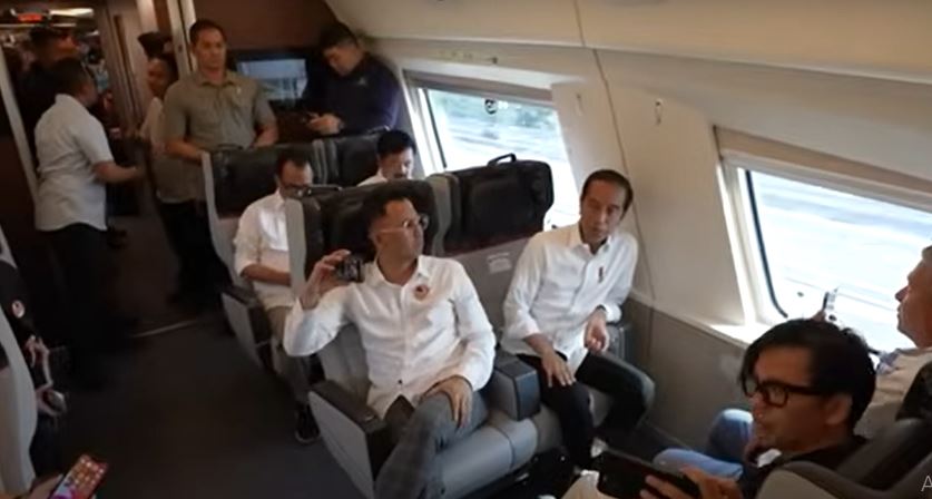 <p>Beragam hoaks menyerang Jokowi kembali beredar di Facebook dan WhatsApp. Ketahui kebenaran di balik isu politik, ijazah palsu, dan kereta cepat Whoosh. Cek fakta terbaru agar tak mudah tertipu! Foto kcic.</p>
