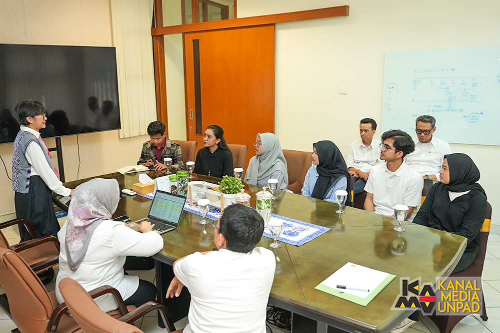 <p>Wakil Rektor Bidang Akademik dan Kemahasiswaan Unpad, Prof. Zahrotur Rusyda Hinduan (berdiri di kiri), berdiskusi dengan perwakilan mahasiswa terkait komitmen Unpad membantu mahasiswa baru KIP Kuliah dari jalur seleksi mandiri Unpad di Ruang Rapat Wakil Rektor di Gedung Rektorat Unpad Jatinangor, Senin 25 Agustus 2025. (Dok. Media Kanal Unpad/Dadan Triawan)</p>
