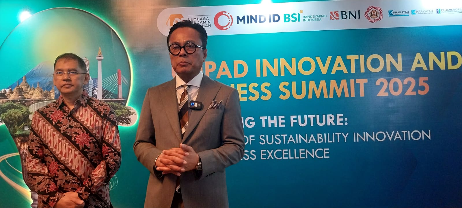 <p>Wakil Menteri BUMN Dony Oskaria (kanan) dan Rektor Unpad Prof. Arief Sjamsulaksan Kartasasmita membuka resmi  acara Embracing The Future: The Nexus of Sustainability Innovation and Business Exellecence, di Hotel Shangri La, Jakarta, Rabu, 30 April 2025. (Dok. Sokoguru/Rosmery)</p>
