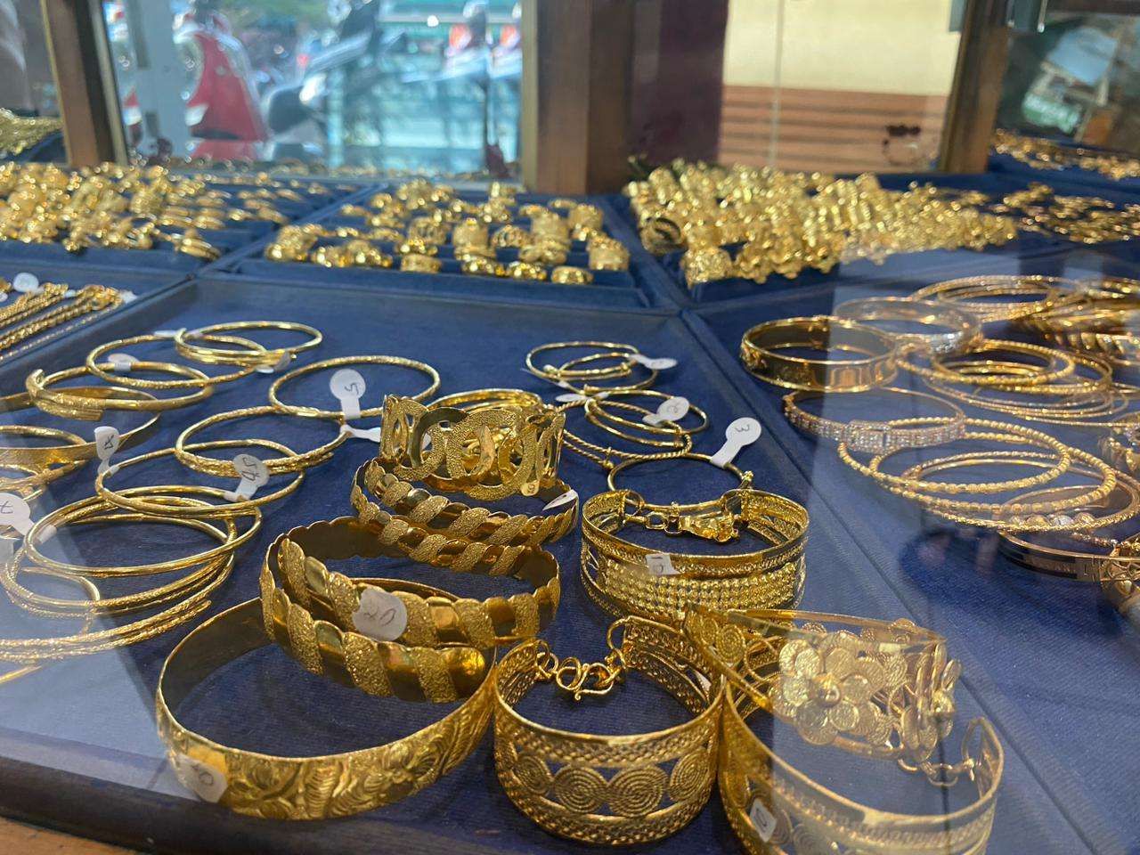 <p>Harga emas Antam 24 karat turun tajam jadi Rp2.260.000 per gram. Lihat daftar harga emas hari ini, update buyback, dan tren harga sepekan terakhir. Foto: Diah Novritaria/rr.id.</p>
